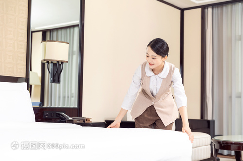 精于細(xì)節(jié)，始于床鋪 酒店管理中保潔員鋪床的藝術(shù)與規(guī)范